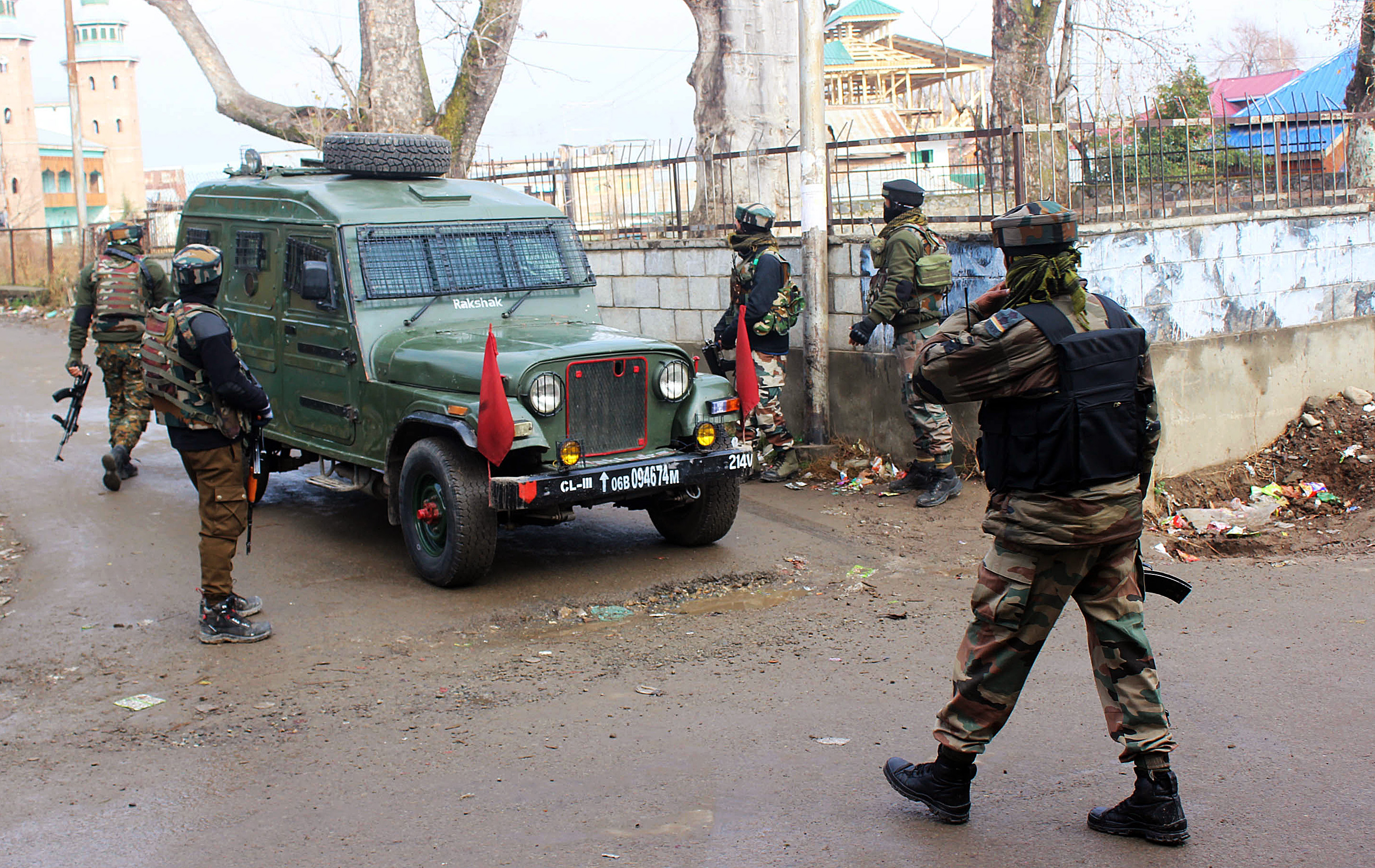 Army soldiers  rush towards encounter site in  Tikken area of Pulwama district
