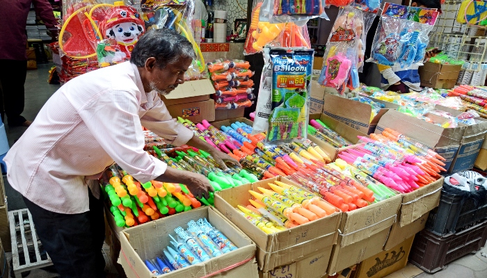 holi-shop-in-itwari-market-in-nagpur