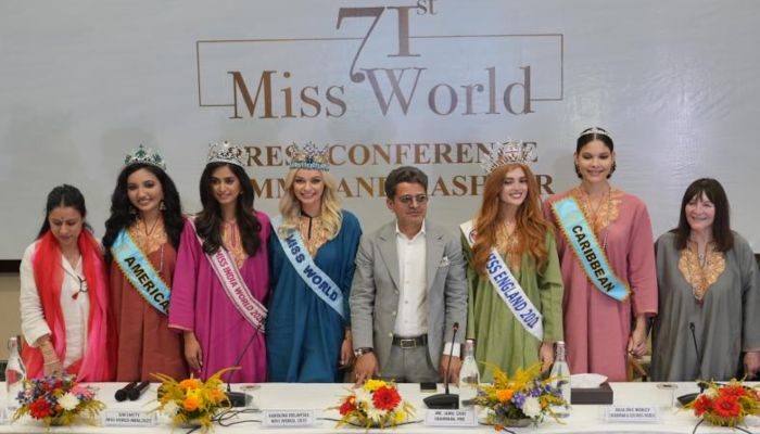 Miss-World-Karolina-Bilawski-In-Kashmir
