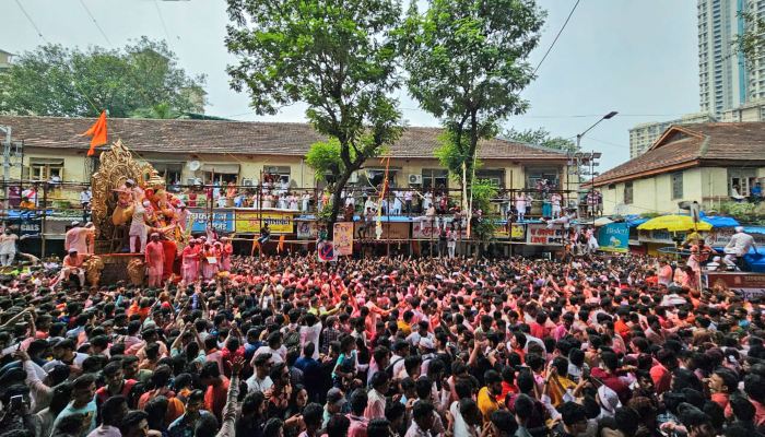 Devotees-take-out-a-Visarjan-procession-of-Lalbaugcha-Raja